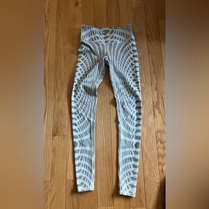 ALO Yoga Gray Geometric Pattern Leggings